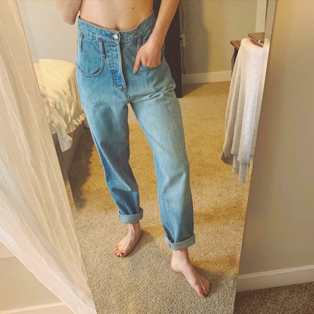 HIGH WAISTED LIGHT WASH JEANS✨🤍